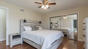 3 多间卧室、办公桌、熨斗/熨衣板、旅行婴儿床