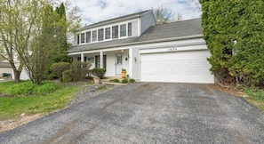 Exterior - Furnished Private home in Aurora sleeps 9 guests (Aurora)