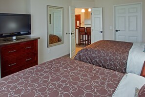 1 bedroom, in-room safe, iron/ironing board, free WiFi - Modern Suite | Free Breakfast + Pool + Hot Tub (Webster)