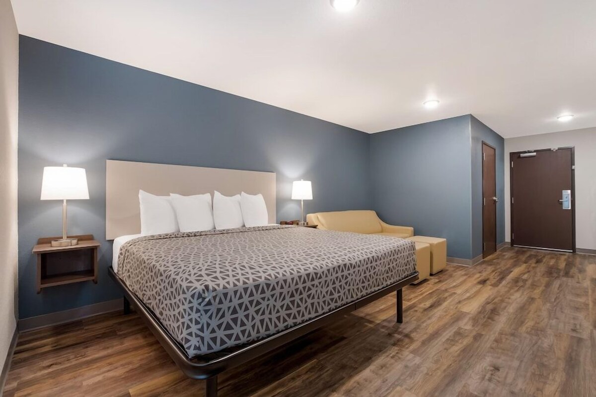 WiFi (free), bed sheets