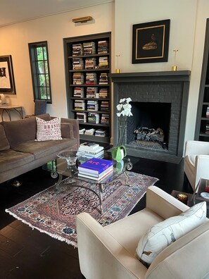 Televisión y chimenea