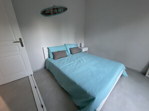 2 chambres, bureau, fer et planche à repasser, lit parapluie