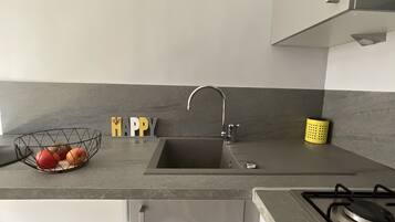 Een koelkast, een microgolfoven, een oven, een kookplaat