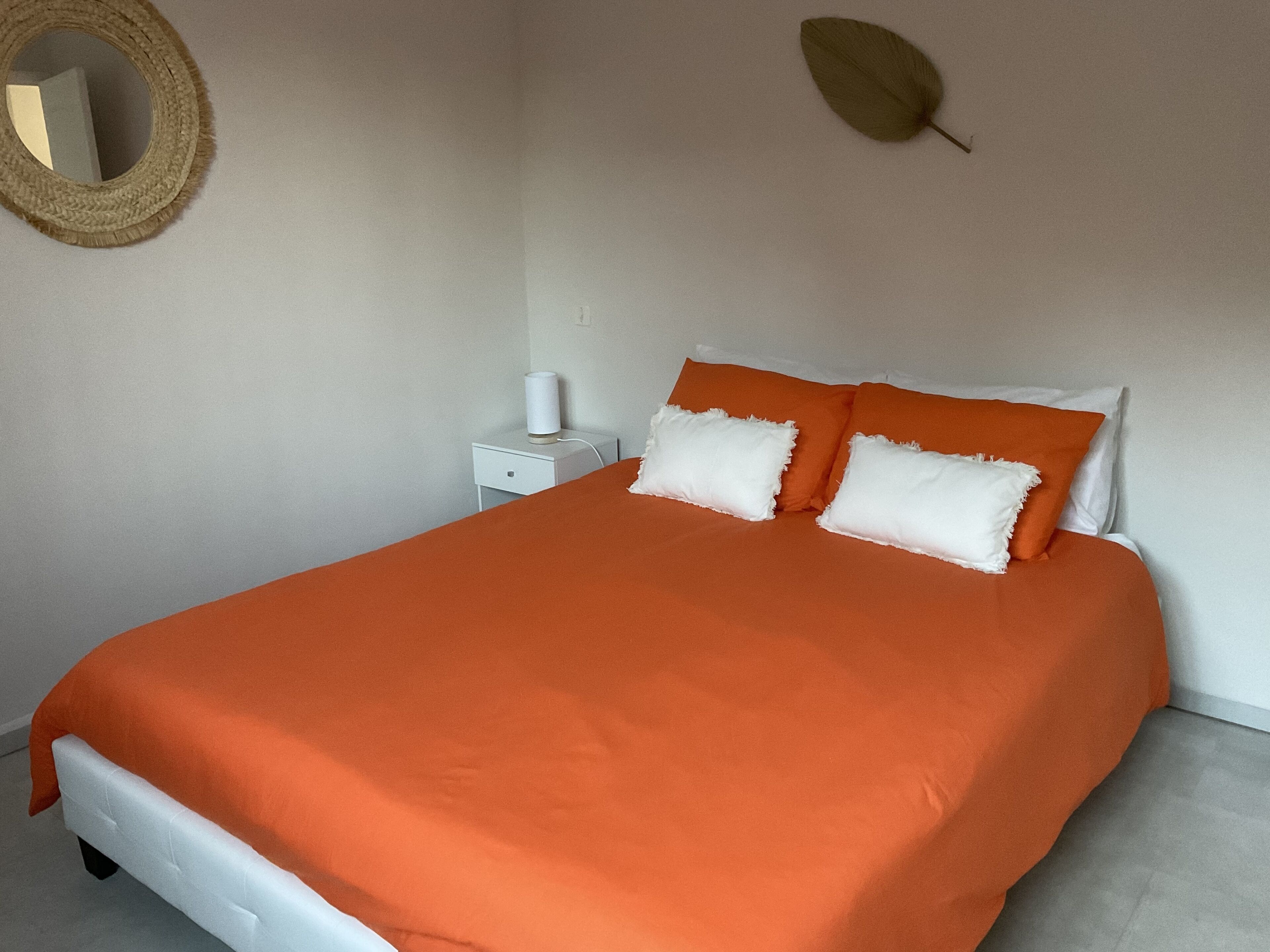 2 slaapkamers, een bureau, een strijkplank/strijkijzer, reisbedje