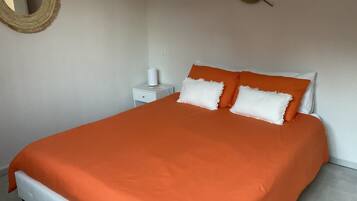 2 slaapkamers, een bureau, een strijkplank/strijkijzer, reisbedje