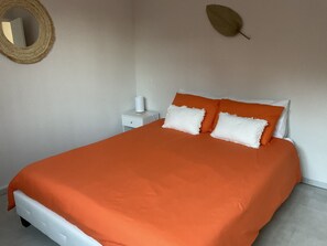 2 dormitorios, escritorio, tabla de planchar con plancha y cuna de viaje