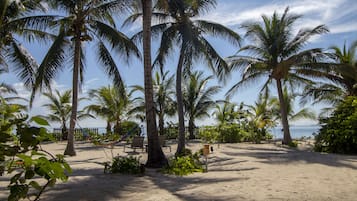 Am Strand, Liegestühle, Strandtücher