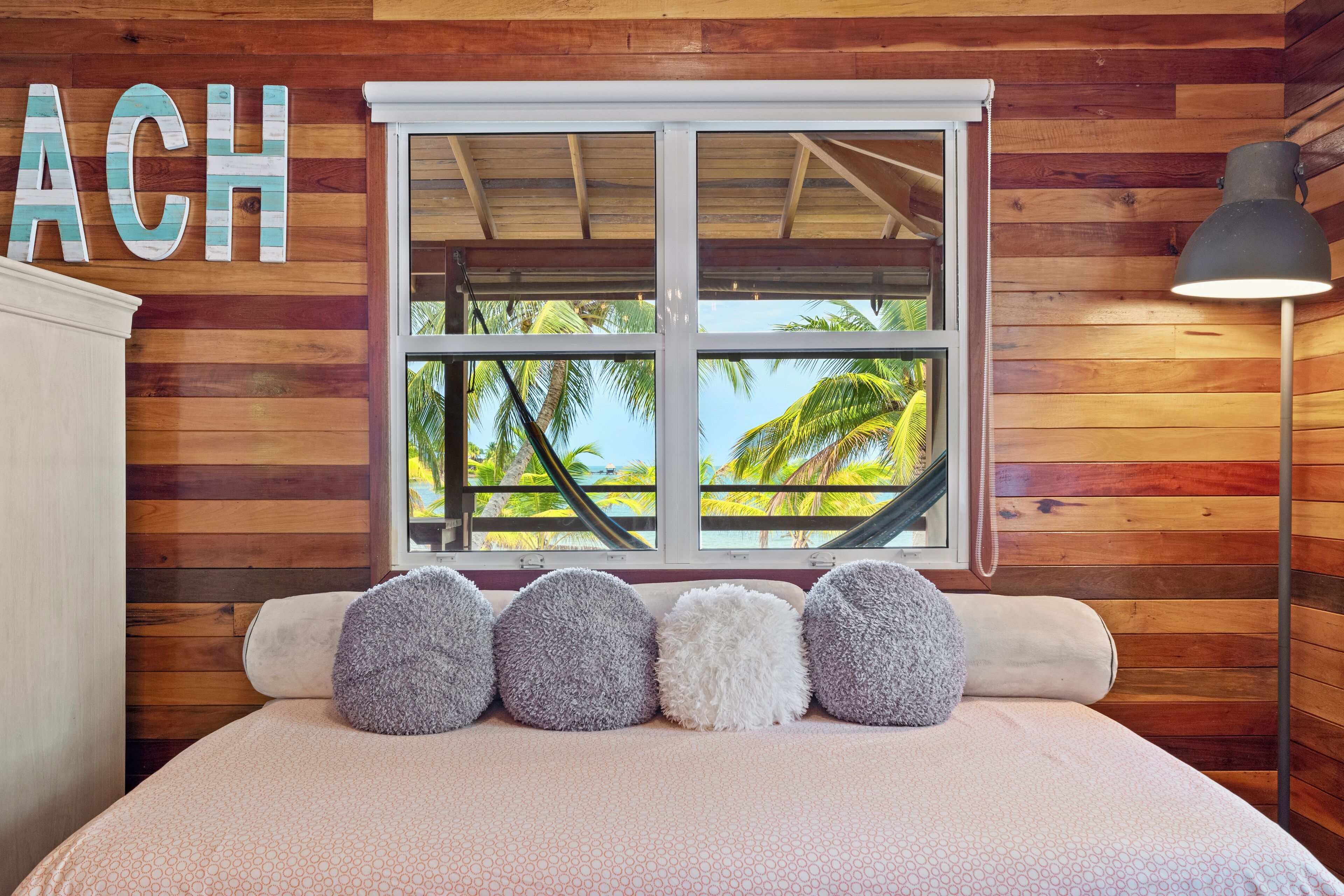 1 quarto, cofres nos quartos, ferros/tábuas de passar roupa