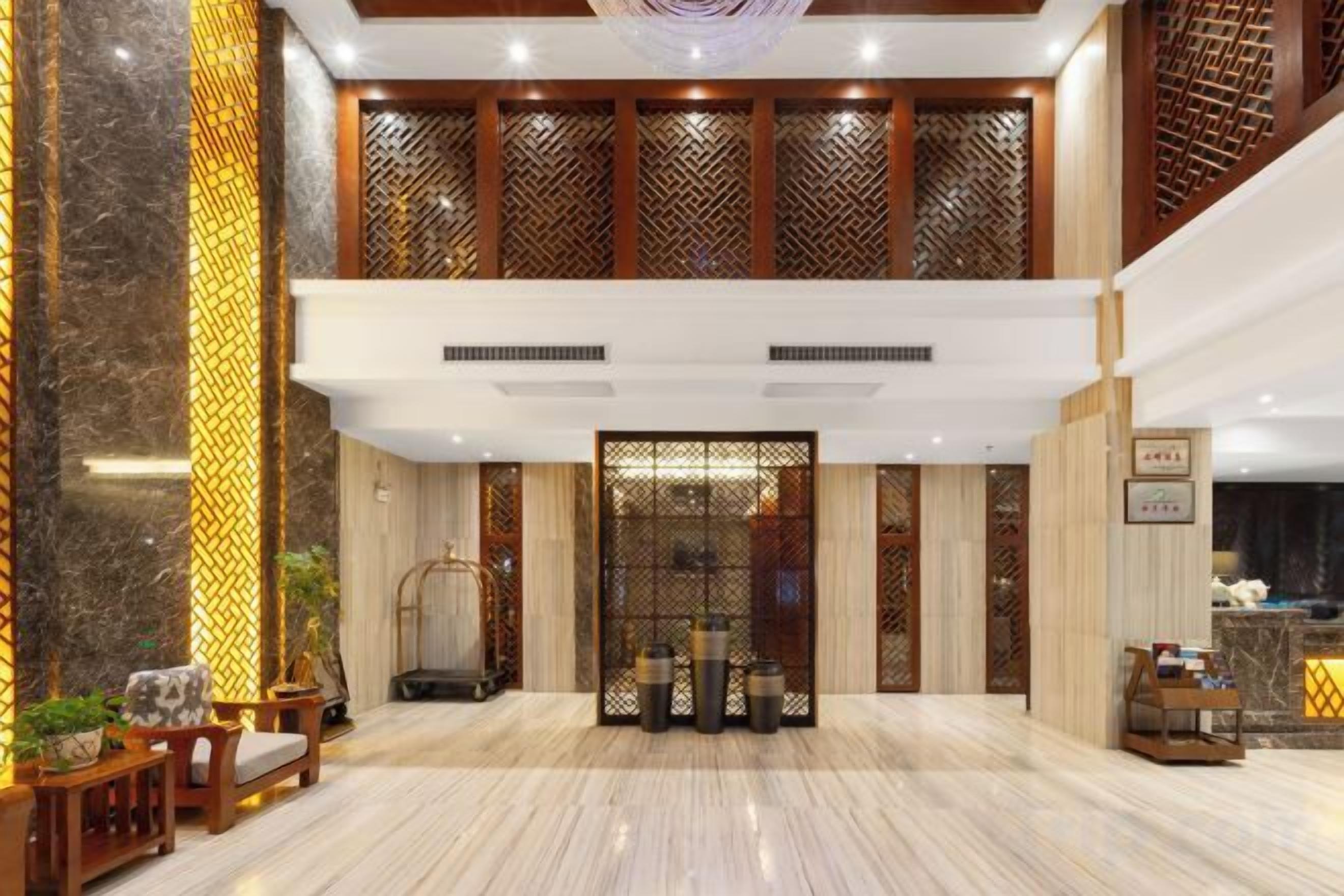 Un'ampia hall con reception, zona salotto e elementi decorativi.