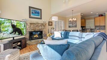 TV, lareira, mesa de pingue-pongue