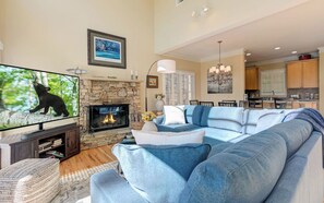TV, fireplace, table tennis - Fairway to Seven - King Bed, Big-screen TVs & Golf Course Views (Jasper)