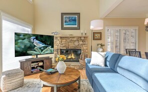 TV, fireplace, table tennis - Fairway to Seven - King Bed, Big-screen TVs & Golf Course Views (Jasper)
