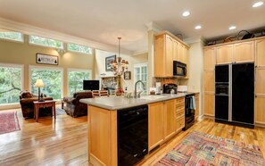 冰箱、微波炉、烤箱、炉灶