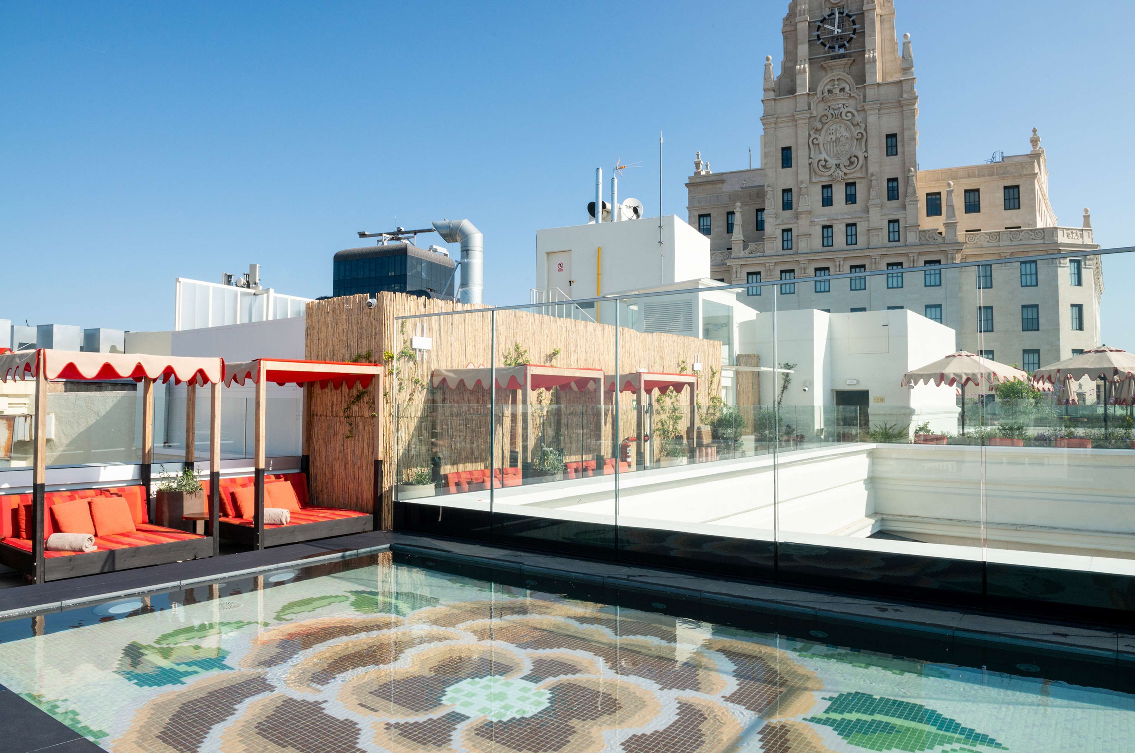 季节性开放的室外游泳池