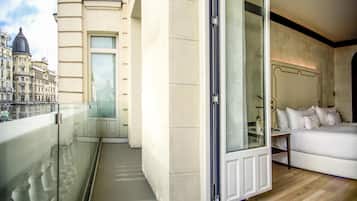 Minibar, pengeskab på værelset, mørklægningsgardiner, lydisolering