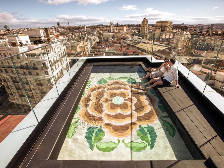 Una piscina al aire libre de temporada