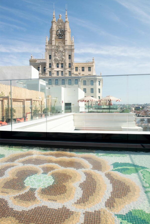 Seasonal outdoor pool - Hotel Montera Madrid, Curio Collection By Hilton (Madrid)