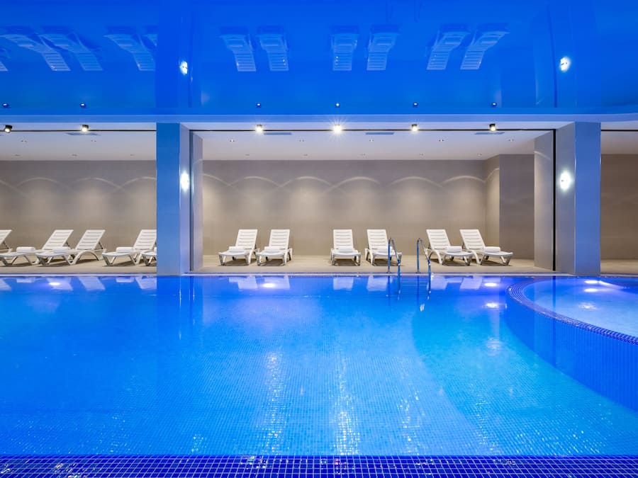 Piscina interna, espreguiçadeiras