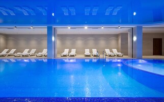 Indoor pool, sun loungers