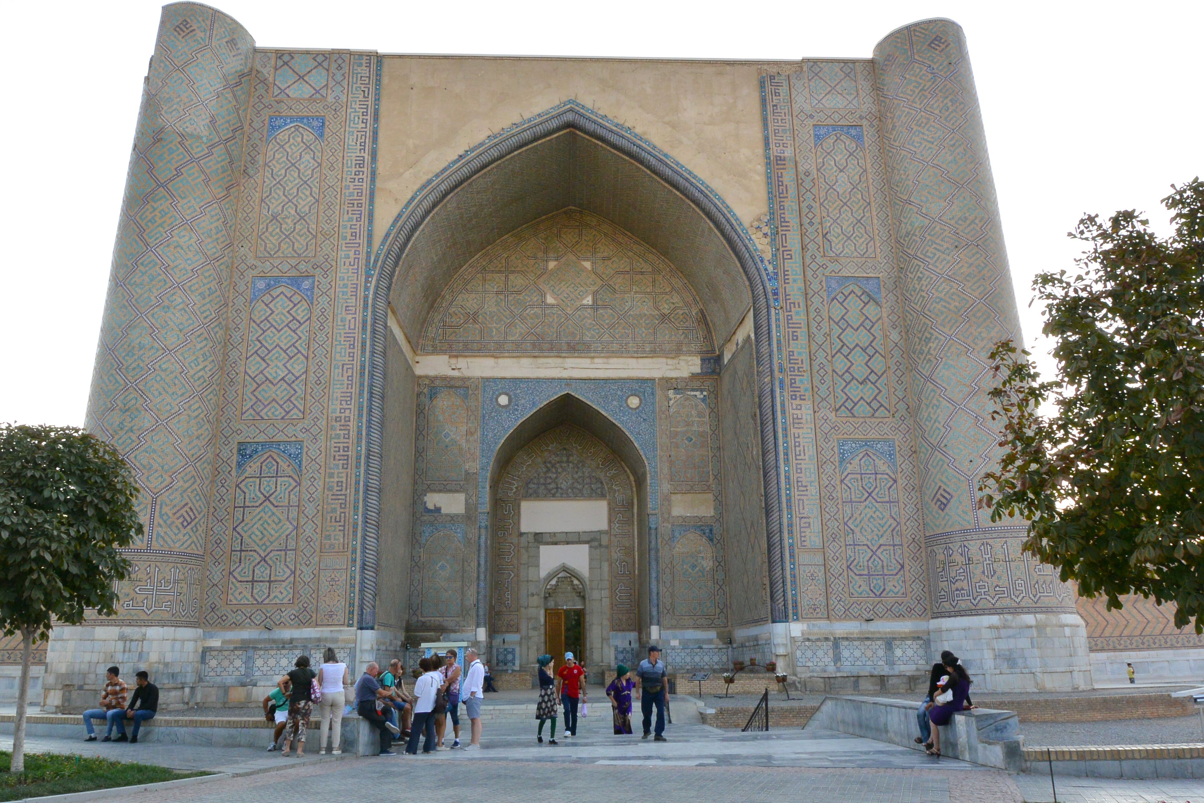 Un grand bâtiment historique, remarquable par ses décorations complexes en mosaïque et son arc imposant.