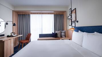 Kamar, 1 Tempat Tidur King | Seprai antialergi, bantalan ekstra lembut, brankas, dan meja kerja
