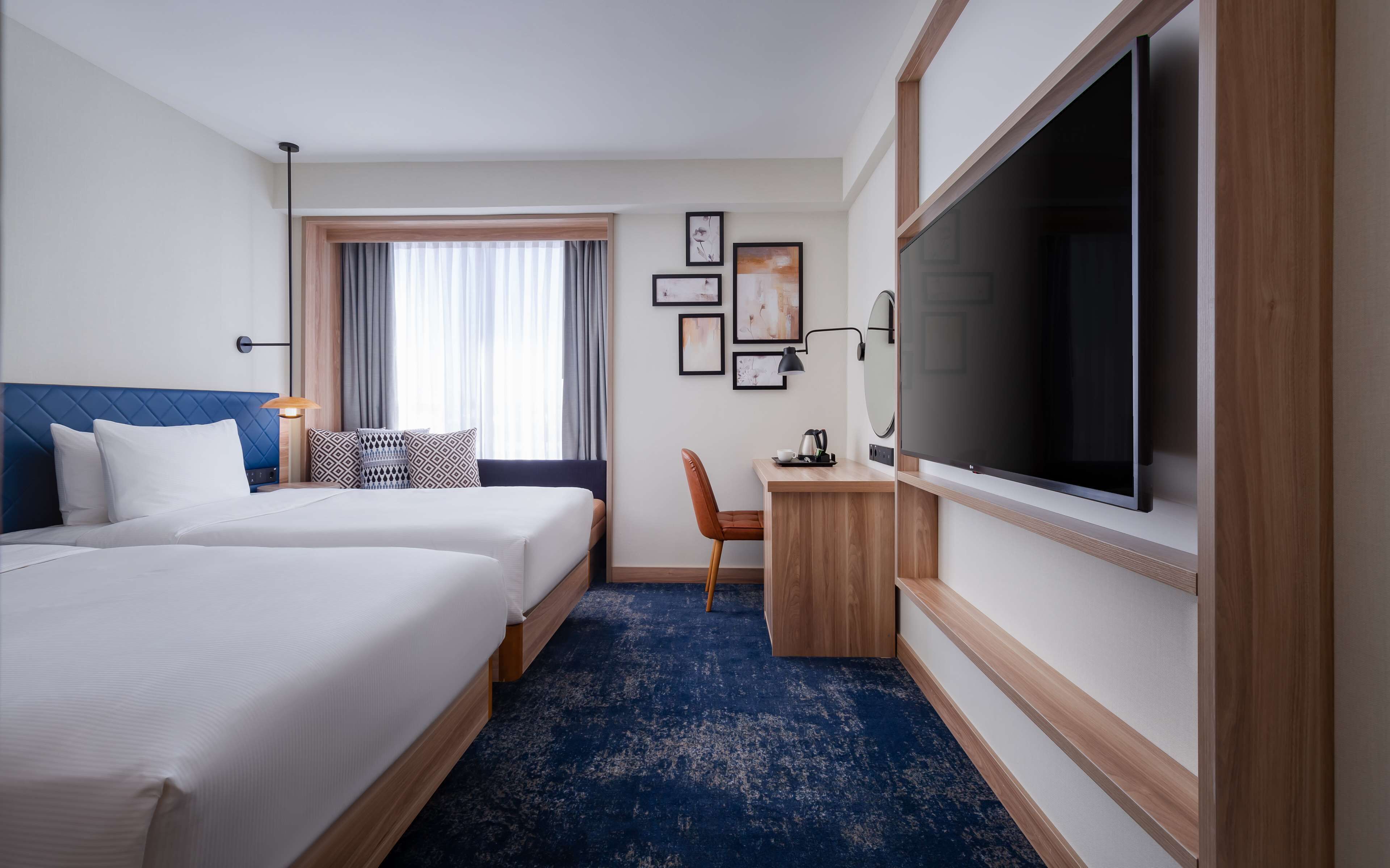 ツインルーム シングルベッド 2 台 | 低刺激性寝具、ピロ ートップベッド、セーフティボックス (室内)、デスク