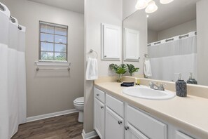 Duschwanne, Haartrockner, Handtücher, Seife