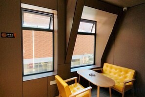 A room with a bed, a window, and a small table. - Fuzhou Xiao Boutique Hotel (Sanfang Qixiang Provincial Hospital) (Fuzhou)