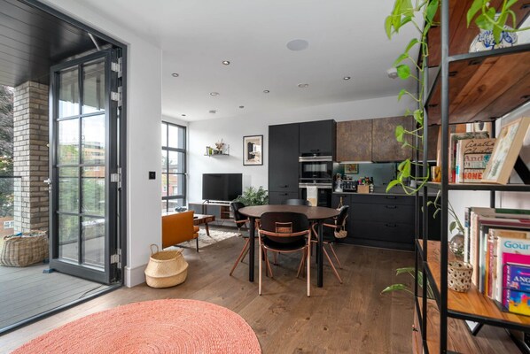 Dining - GuestReady - Industrial Flat near Shoreditch Park (London)
