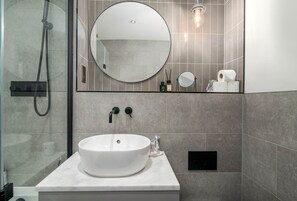 Bathtub, hair dryer, towels - GuestReady - Industrial Flat near Shoreditch Park (London)