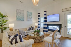 Televisión, chimenea y estéreo 