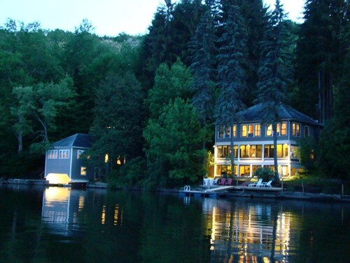 Lakefront Private Compound  – Sleeps 16, close to all baseball tournaments.