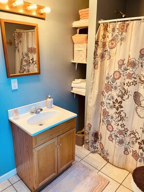 Combined shower/bathtub, hair dryer, towels, soap - Cozy, Bright Home in Historic Downtown (Mount Sterling)
