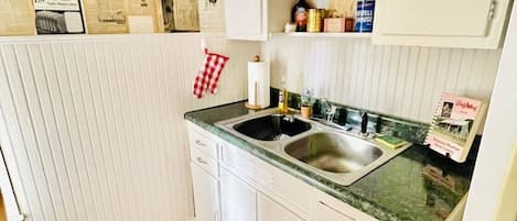 Réfrigérateur, micro-ondes, plaque de cuisson, cafetière/bouilloire