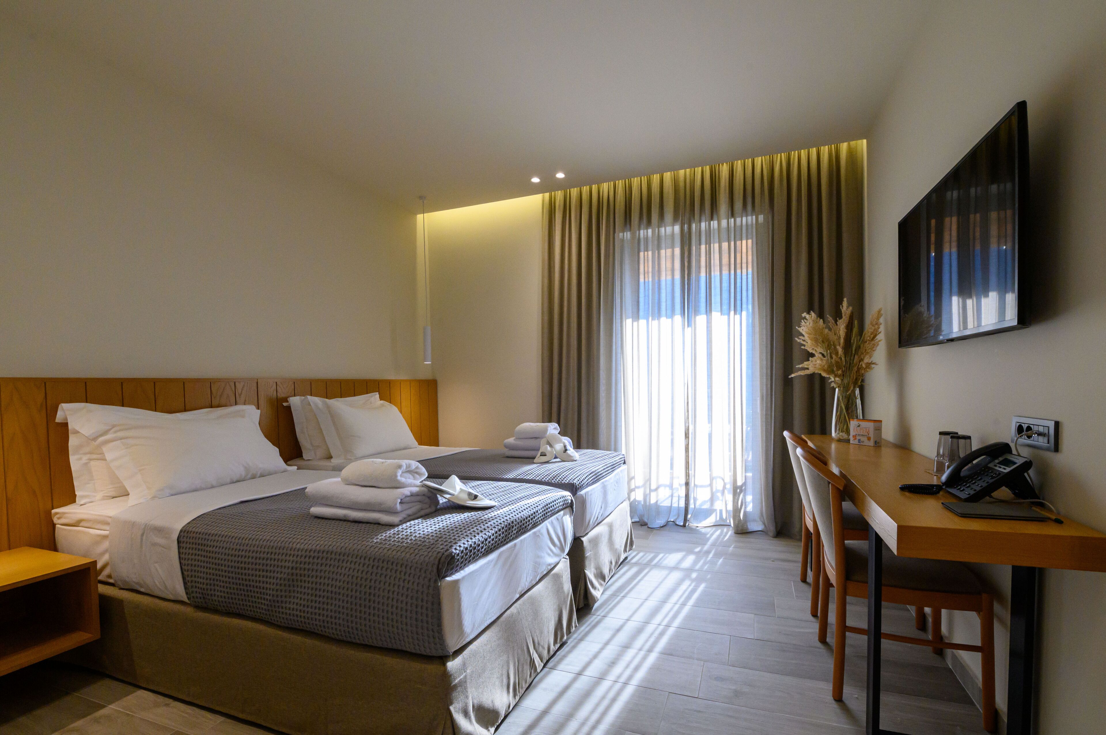 Habitación estándar con 1 cama doble o 2 individuales | Ropa de cama hipoalergénica y espacio para trabajar con un portátil