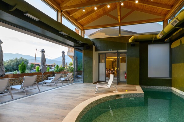 Indoor pool, open 10:00 AM to 10:30 PM, pool umbrellas, pool loungers - DENTHIS (Kalamata)