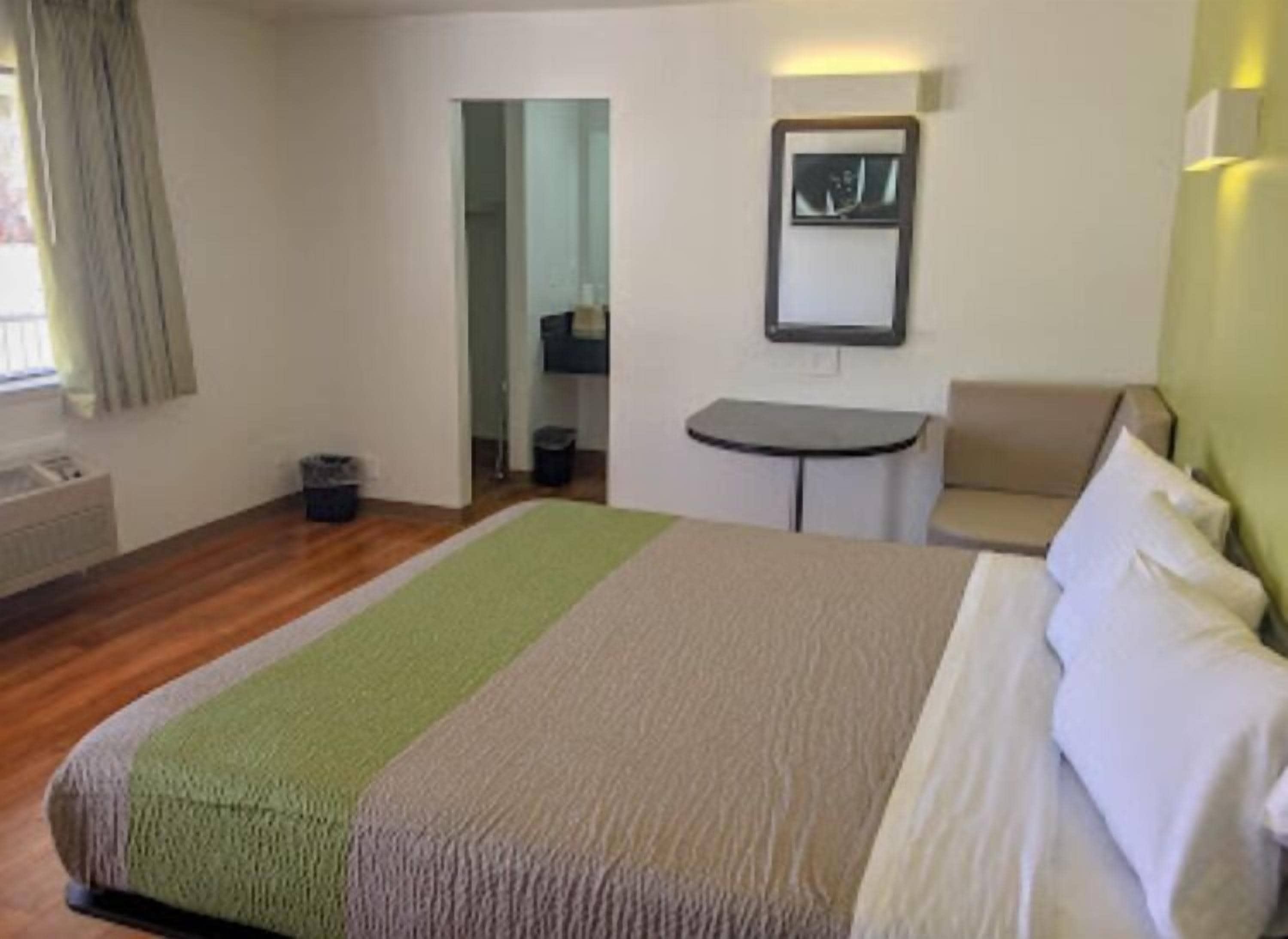 Deluxe Single Room | Laptop workspace, free WiFi, bed sheets