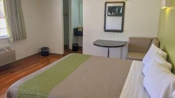 Deluxe Single Room | Laptop workspace, free WiFi, bed sheets