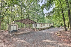 Property grounds - Edgemont Home w/ Deck ~ 9 Mi to Greers Ferry Lake! (Edgemont)