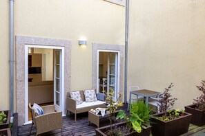 Outdoor dining - Studio with courtyard, at 3 min walking from the beach and 20 from center by BUS (Porto)