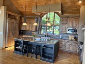 Køleskab, mikrobølgeovn, ovn, kogeplade