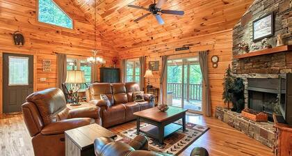 Log Cabin in a Gated Community! WIFI. Fire Pit w/ wood provided! Pet-friendly