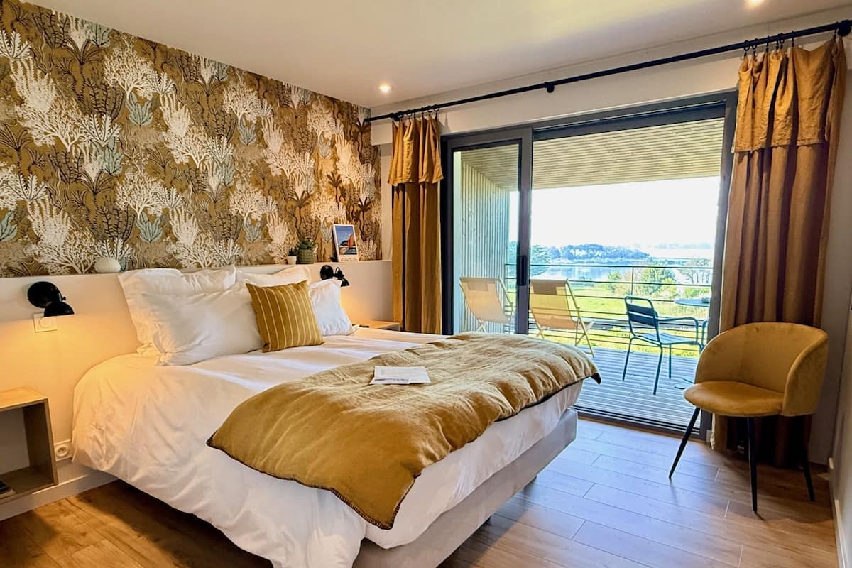 Superior Double Room, Ensuite, Sea View (3 - Chambre Illur)