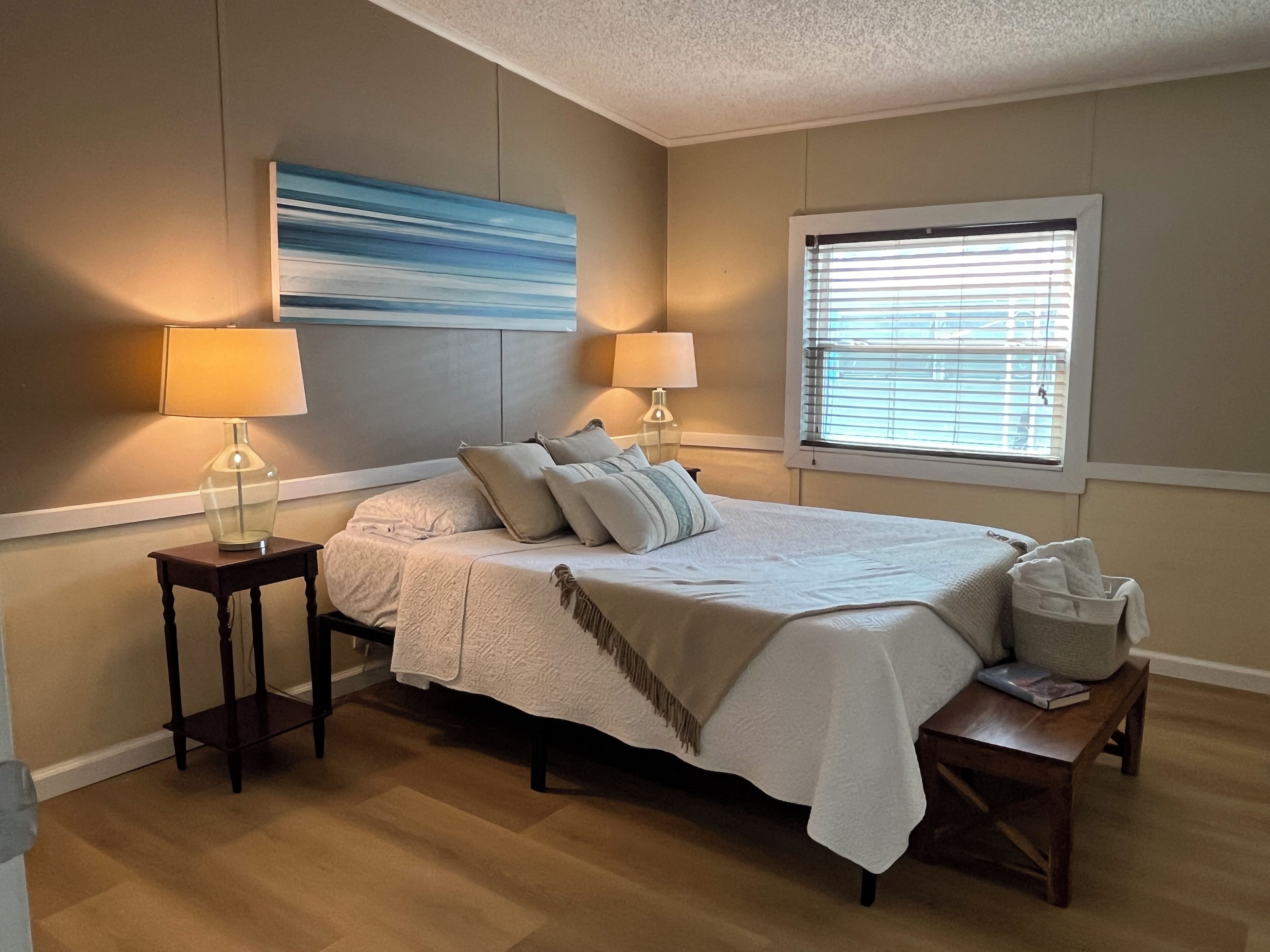 2 quartos, escrivaninha, ferros/tábuas de passar roupa