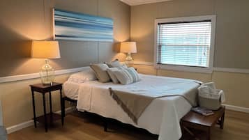 2 quartos, escrivaninha, ferros/tábuas de passar roupa