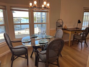 Dining - Amazing views! Fishing, kayaks, great restaurants. Well stocked-sparkling clean! (Hudson)