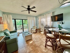 Smart-TV, DVD-spiller og bøker