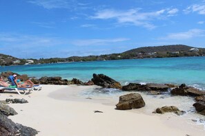 Nær stranden, solsenger og strandhåndklær