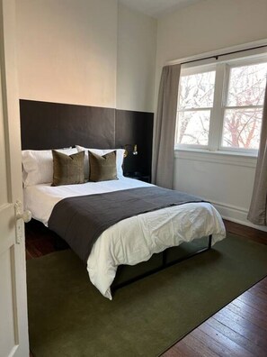 1 bedroom, desk, WiFi