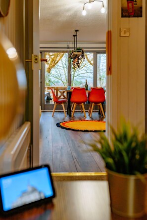 Chalet rustique luxueux, accessible aux personnes à mobilité réduite, salle de bain privée | Bar-salon